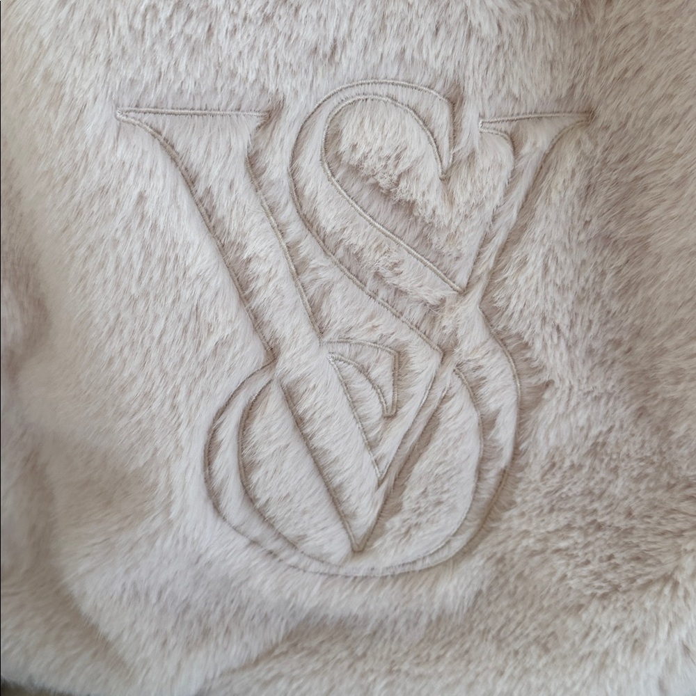 NWT Victoria’s Secret Plush Faux-Fur Tote Bag in Light Beige Limited Edition - Picture 2 of 6